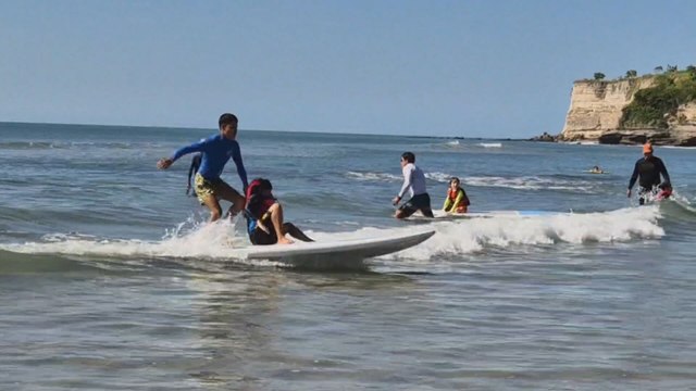 Fundación enseña a surfear a niños con autismo para su desarrollo sensorial