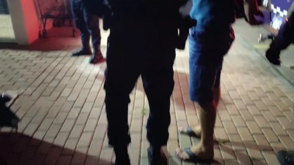 Homem é detido pelo crime de violência doméstica: vítima apresenta marcas no pescoço