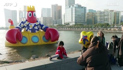 Macao, le maxi-aragoste di Philip Colbert nelle acque della citta'