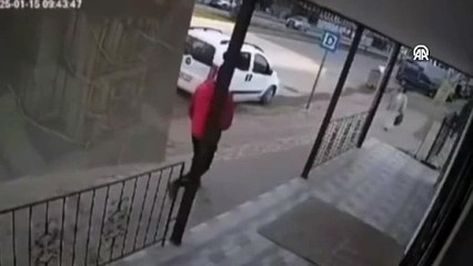 Kaldırımda yürüyen kadına bir anda yumruk attı, yoluna devam etti