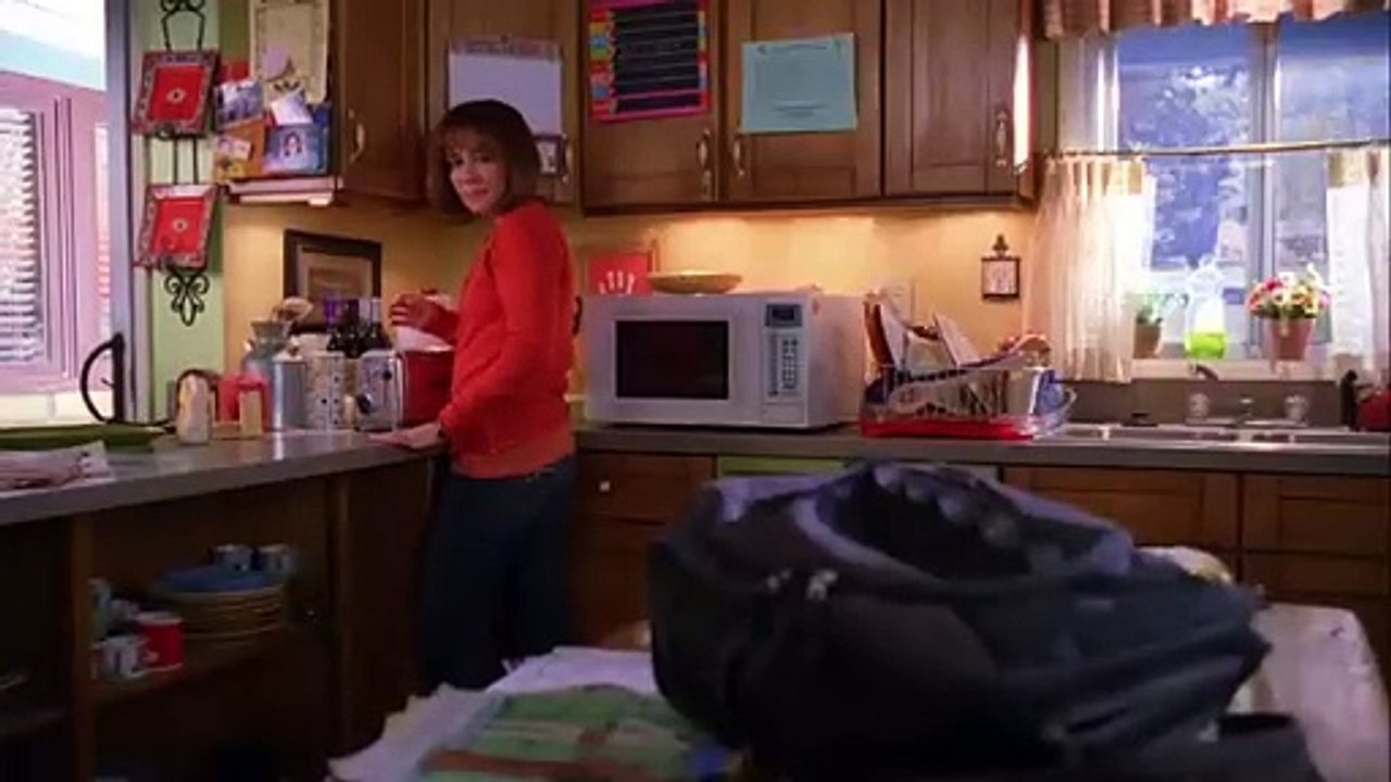 The_Middle___Axl_Struggles_To_Take_Care_of_a_Robot_Baby_for_Health_Class(360p)