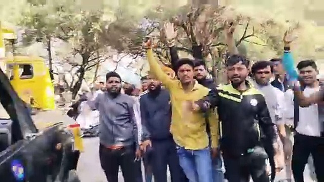 हिंदू संगठनों ने गोवंश की तस्करी करने के मामले...