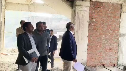 मल्टीलेवल पार्किंग की दीवारों में प्लास्टिक की बोरियां चुनवा दी, डीएम रह गए भौचक