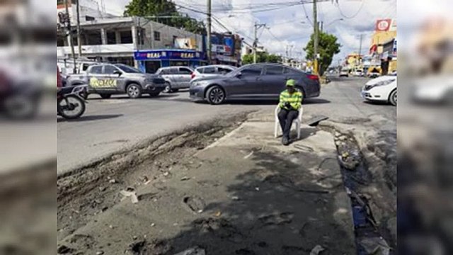 Desnivel en isleta causa daños a vehículos en calle Charles de Gaulle