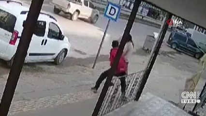 Kahramanmaraş'ta dehşet veren görüntüler: Durduk yere yumruk attı, yoluna devam etti!