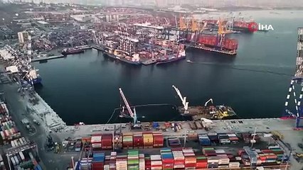 Ambarlı’da yan yatan gemi sualtında parçalanıyor