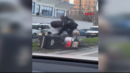 Eyüpsultan'da otomobil sürücüsü kendisine saldıran kuryeyi copla darbetti
