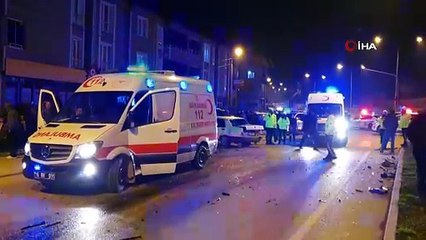 Kavşakta 2 otomobil çarpıştı: 2'si ağır 4 yaralı