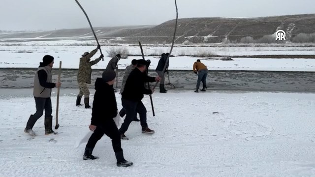 Köylülerin buz tutan nehirde sıra dışı balık avı