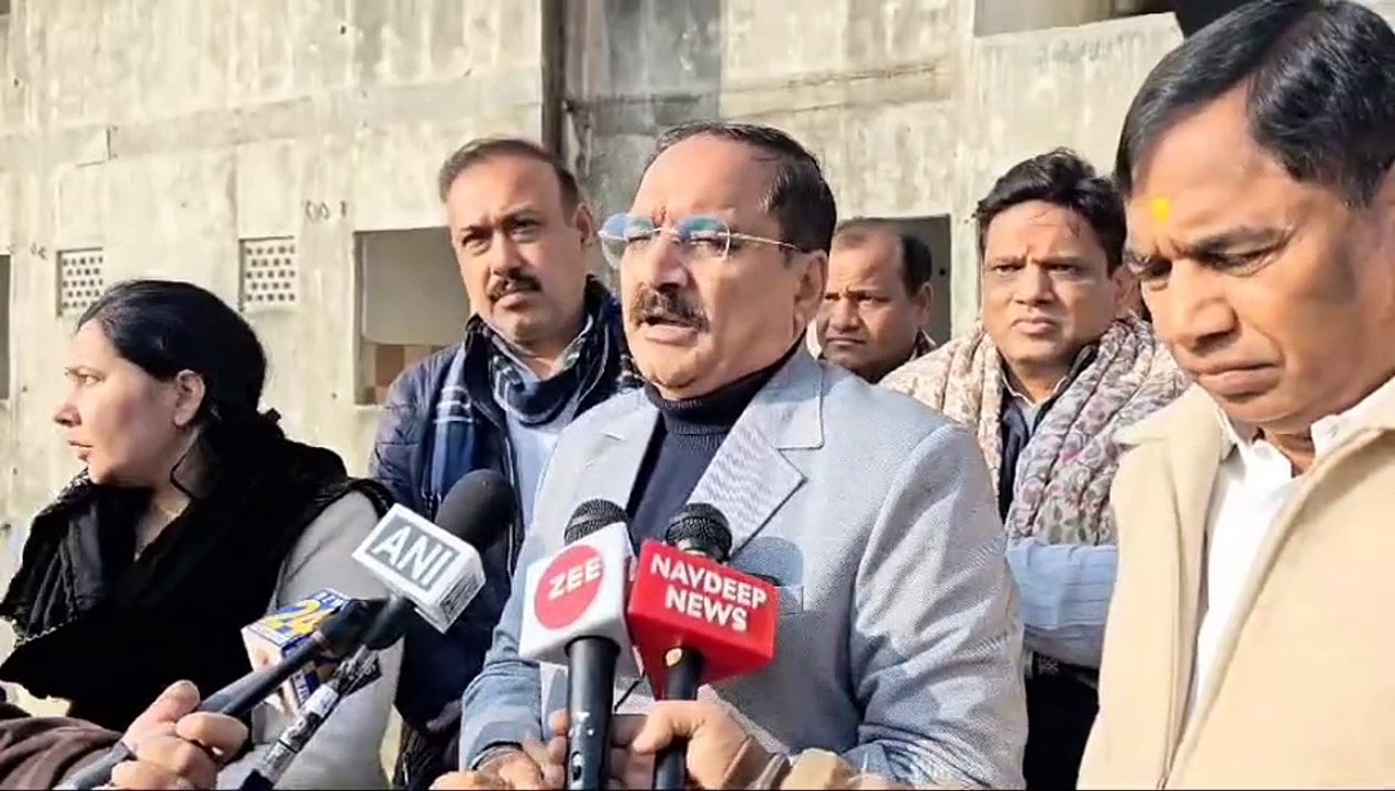 भाजपा दिल्ली प्रदेश अध्यक्ष वीरेंद्र सचदेवा बवाना पहुंचे, उन्होंने राजीव रतन आवास योजना के तहत बनाए गए फ्लैट्स का दौरा किया