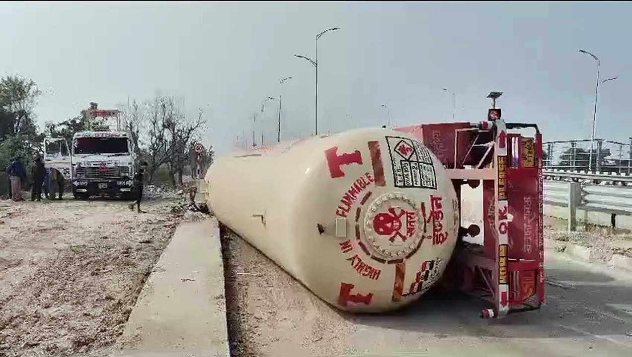 जयपुर-अजमेर नेशनल हाईवे 48 LPG गैस का खाली ट्रैकर पलटा, लोगों को भांकरोटा गैस हादसे की आई याद