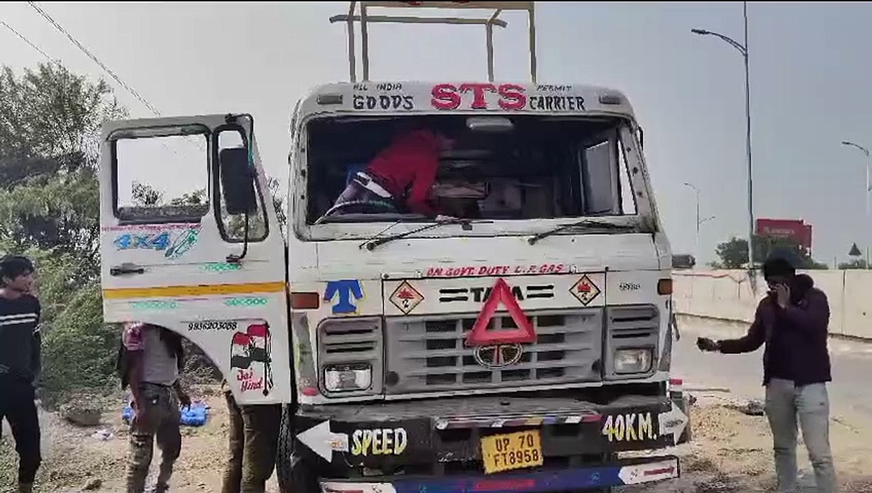 जयपुर-अजमेर नेशनल हाईवे 48 LPG गैस का खाली ट्रैकर पलटा, लोगों को भांकरोटा गैस हादसे की आई याद