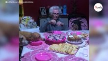 Starsza pani kończy 89 lat i świętuje urodziny ze swoimi dziesięcioma ukochanymi psami (video)