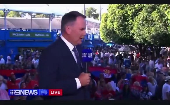 Au lendemain du boycott de la traditionnelle interview d'après-match par Novak Djokovic à l'Open d'Australie, en raison de commentaires d'un présentateur jugés insultants par le Serbe, le journaliste et son employeur ont présenté leurs excuses