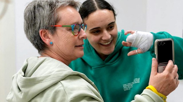 El emotivo reencuentro de las rehenes israelíes liberadas con sus familias