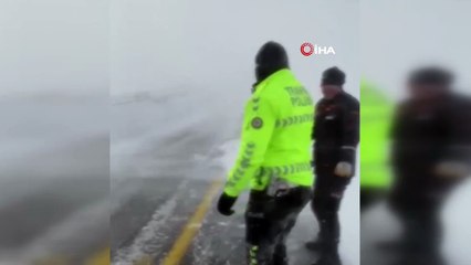 Kar ve tipi bastırdı, 13 araç ve onlarca vatandaş mahsur kaldı