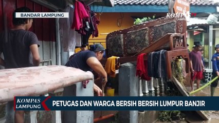 Warga & Satgas Bersihkan Lumpur Pasca Banjir