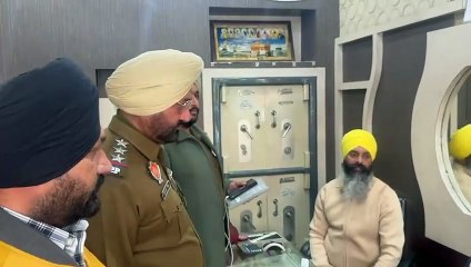 ਅਜਨਾਲਾ ਚ ਦਿਨ ਦਿਹਾੜੇ ਸੁਨਿਆਰੇ ਦੀ ਦੁਕਾਨ ਤੇ Gun Point ਤੇ ਵੱਡੀ ਲੁੱਟ