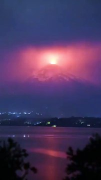 Chiles Villarrica volcano erupts during the storm