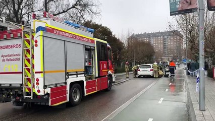 Arde un coche en el Puente de Poniente de Valladolid