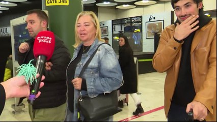 Belén Esteban aterriza en Madrid tras 24 horas en Canarias: "Muy contentos de estar con ella"