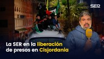 Nico Castellano, enviado especial de la Cadena SER, con los presos liberados en Gaza