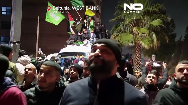 I prigionieri palestinesi liberati da Israele accolti dalla folla a Beitunia