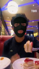 Il a abusé du buffet à volonté jusqu'à ce qu'un vigile intervienne ! 🍽️