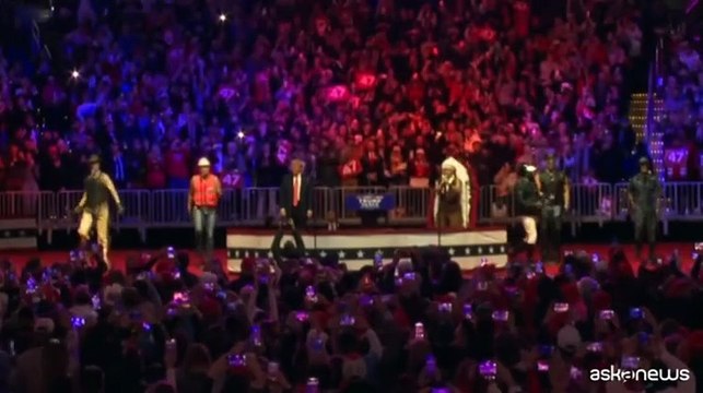 Inaguration day, Trump balla sul palco con i Village People