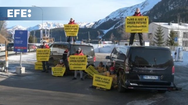 Activistas de Greenpeace bloquean el helipuerto de Davos y piden más impuestos a los ricos