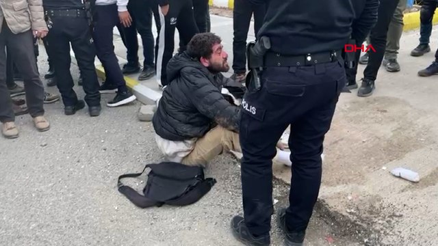 Yoldan geçenleri bıçakla tehdit etti, serbest bırakıldı!