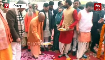गोरखपुर में CM योगी की अधिकारियों को दो टूक; प्रोजेक्ट न लटकाएं, मैनपावर बढाएं