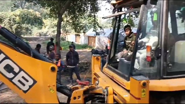 दबंग ग्राम प्रधान की गुंडागर्दी, दलित ग्राम प्रधान के घर के सामने खुदवाई गहरी खाई , शव के लिए लकड़ी देने से नाराज था दबंग प्रधान
