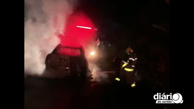 Caminhonete que seguia para Coremas pega fogo no final da Serra de Santa Luzia e motorista sai ileso