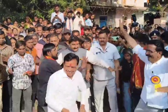 एमपी के डिप्टी सीएम जगदीश देवड़ा ने घुमाई तलवार