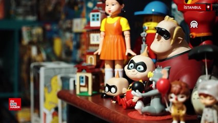 İstanbul'da bir adam valizinde taşıdığı çocukluk arkadaşlarıyla dünyayı geziyor