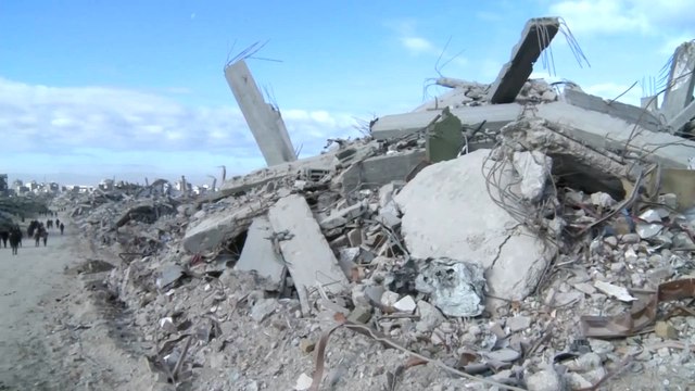 Gazatíes desplazados regresan a sus casas entre escombros tras el alto el fuego con Israel