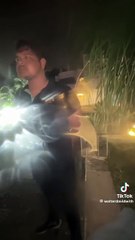 GUARDIA DE SEGURIDAD ES GRABADO USANDO GAS PIMIENTA CONTRA DOS MUJERES