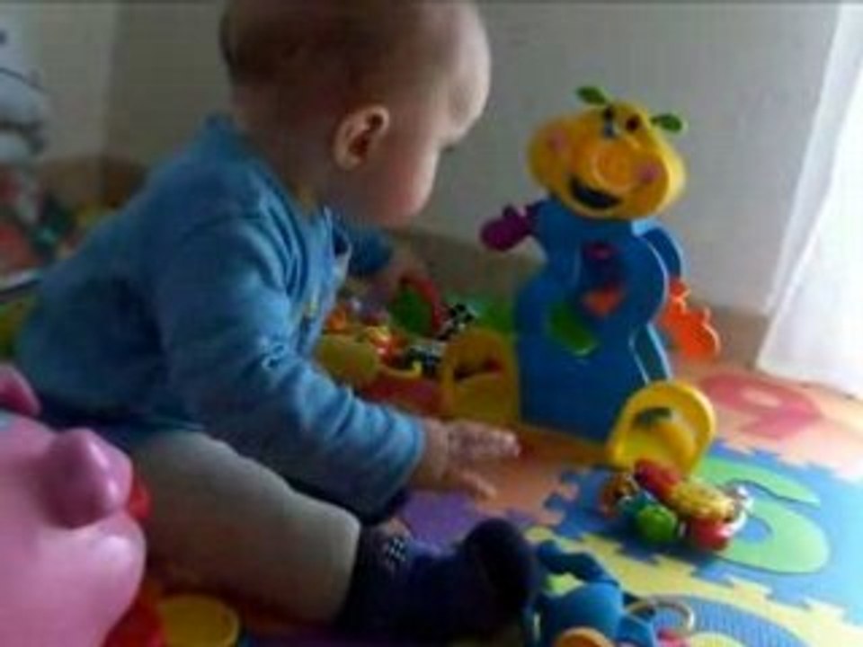 Théo joue sur son tapis de jeu