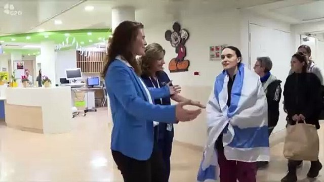 Les retrouvailles filmées des trois otages israéliennes libérées par le Hamas