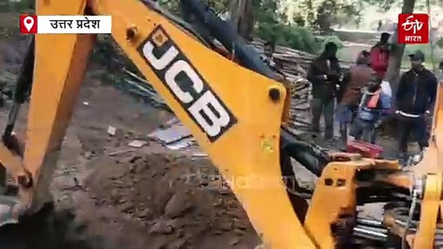 प्रधान की गुंडागर्दी; अंतिम संस्कार के लिए सूखा पेड़ कटवाने पर दलित प्रधान के घर के सामने खोदवा दी 8 फीट गहरी खाई