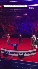 Short el baño de masas de Trump junto Village People