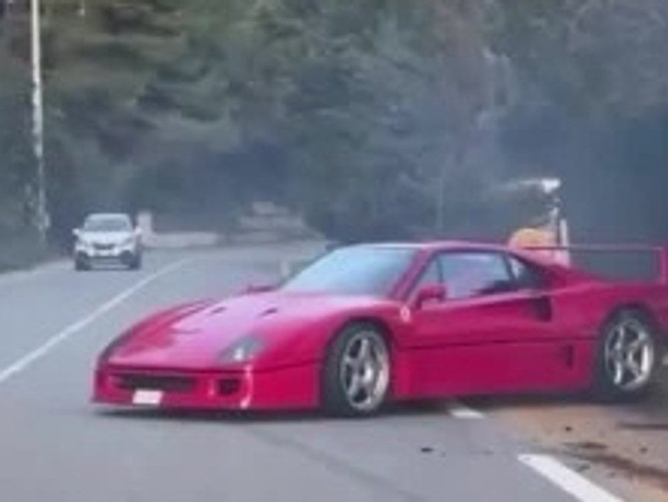 Ferrari von formel-1-star lando norris crasht auf der straße