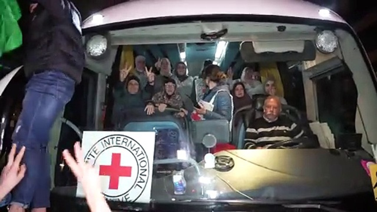 حشود تستقبل المعتقلين الفلسطينيين المفرج عنهم م...