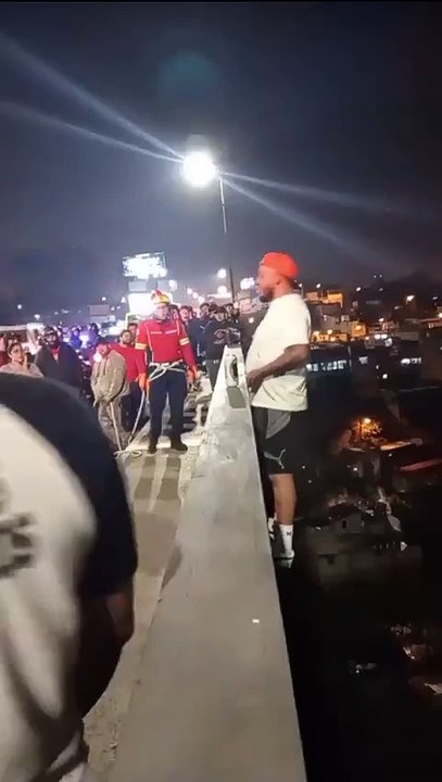 VIDEO: ¡Un árbol lo salvó! Completamente ebrio cayó de un puente