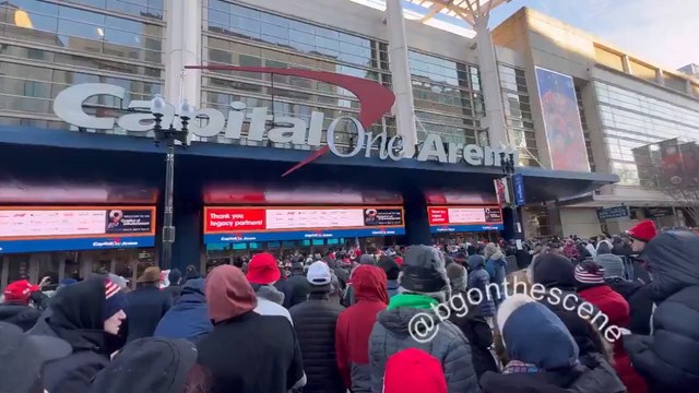 Gli elettori di Trump in coda per entrare nella Capital One Arena intonano l'inno americano e gridano: «Usa! Usa!»