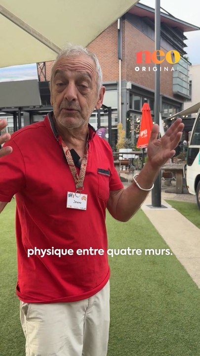 Anne et Jacques parcourent l’Australie avec leur van aménagé en librairie pour apporter la littérature française là où elle n’existe pas encore ! 📚🚐