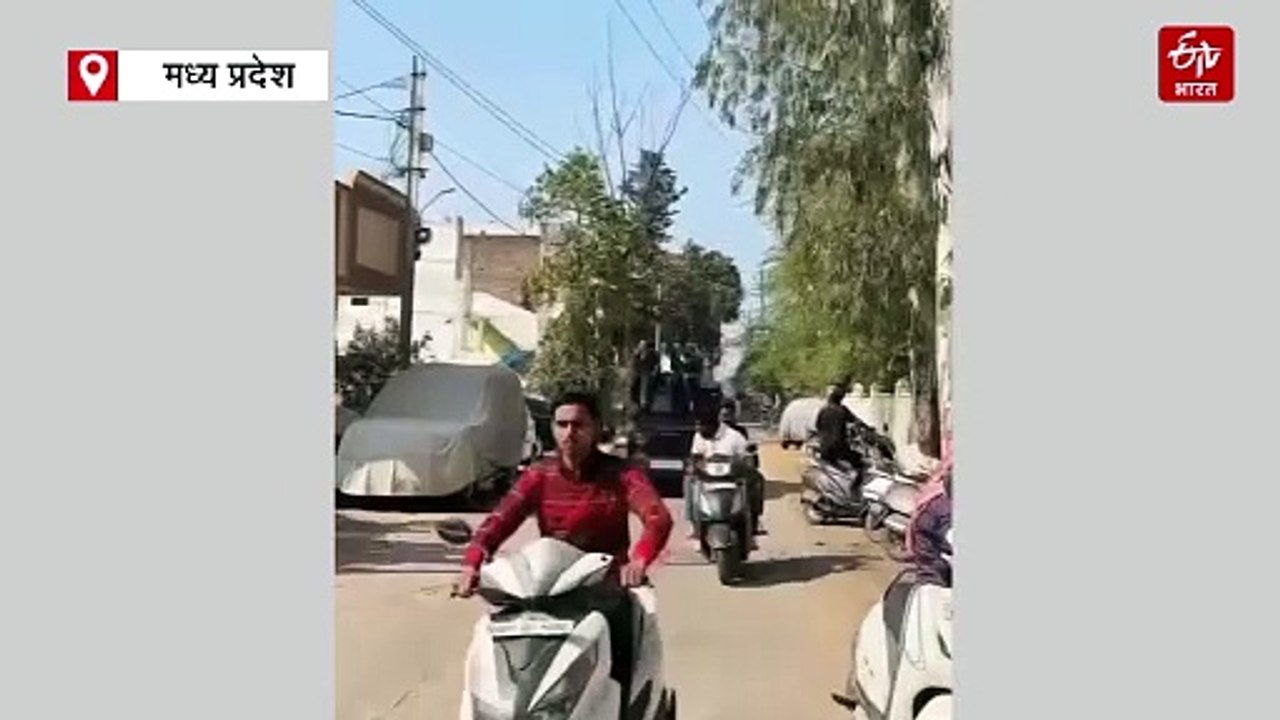 चलती थार की छत पर बैठ रील बना रहे थे युवक, ब्रेक लगते ही धड़ाम से गिरे, होगी कार्रवाई