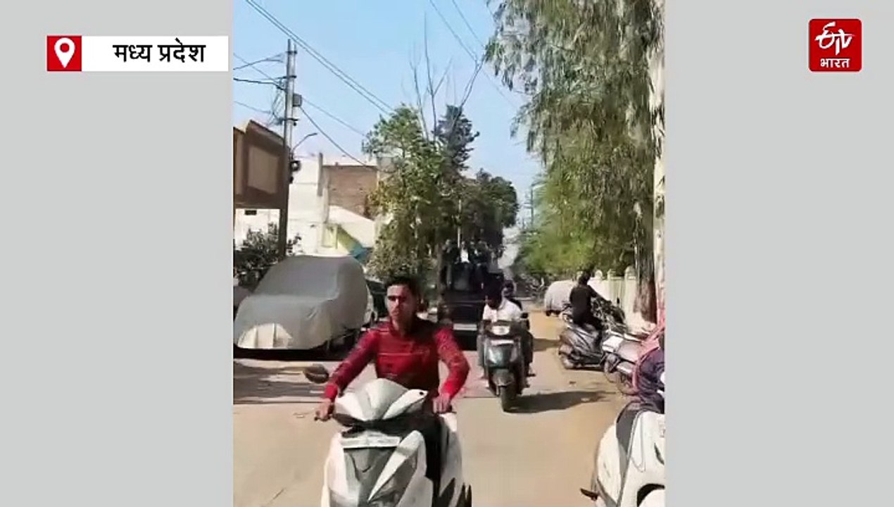 चलती थार की छत पर बैठ रील बना रहे थे युवक, ब्रेक लगते ही धड़ाम से गिरे, होगी कार्रवाई