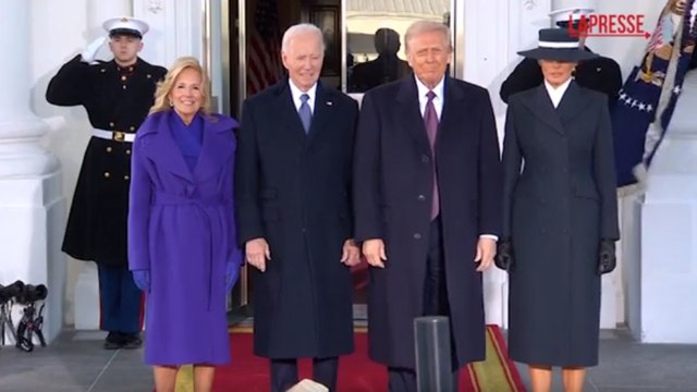 Joe e Jill Biden accolgono Donald e Melania Trump alla Casa Bianca per un tè prima della cerimonia di insediamento